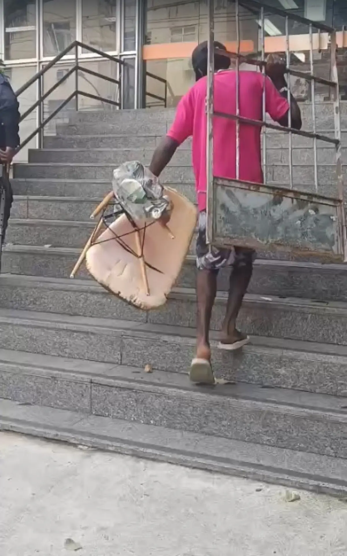 Homem é preso após furtar portão da Cedae