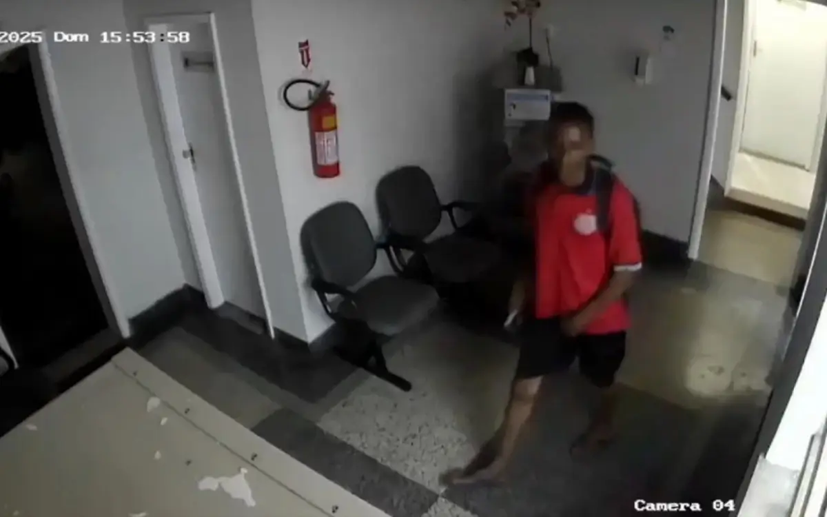 Homem invade igreja