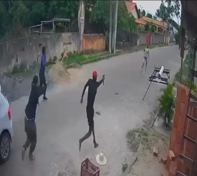 Câmera de segurança flagra quatro homens armados atirando contra vítima