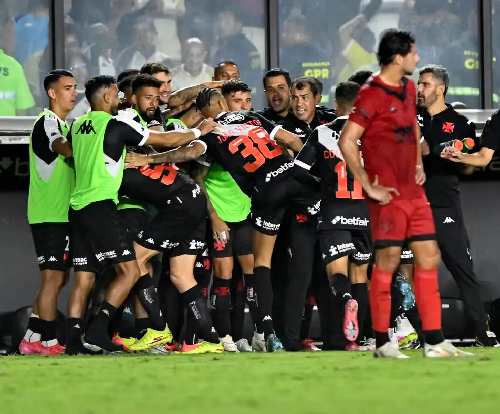 Jogadores do Vasco correm para o banco e para abraçar Carille