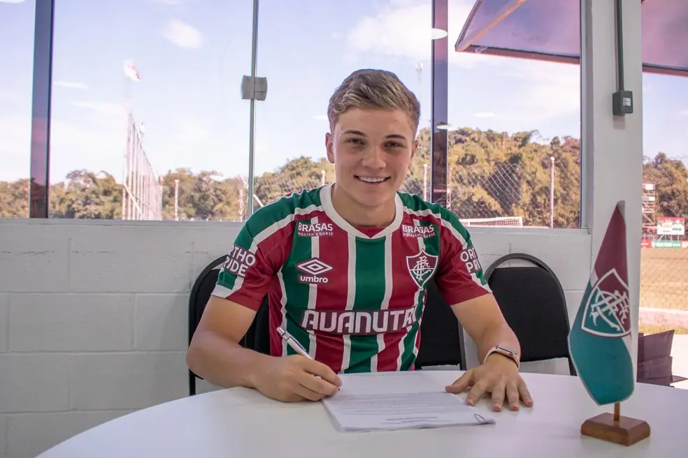 Lateral-esquerdo Léo Jance