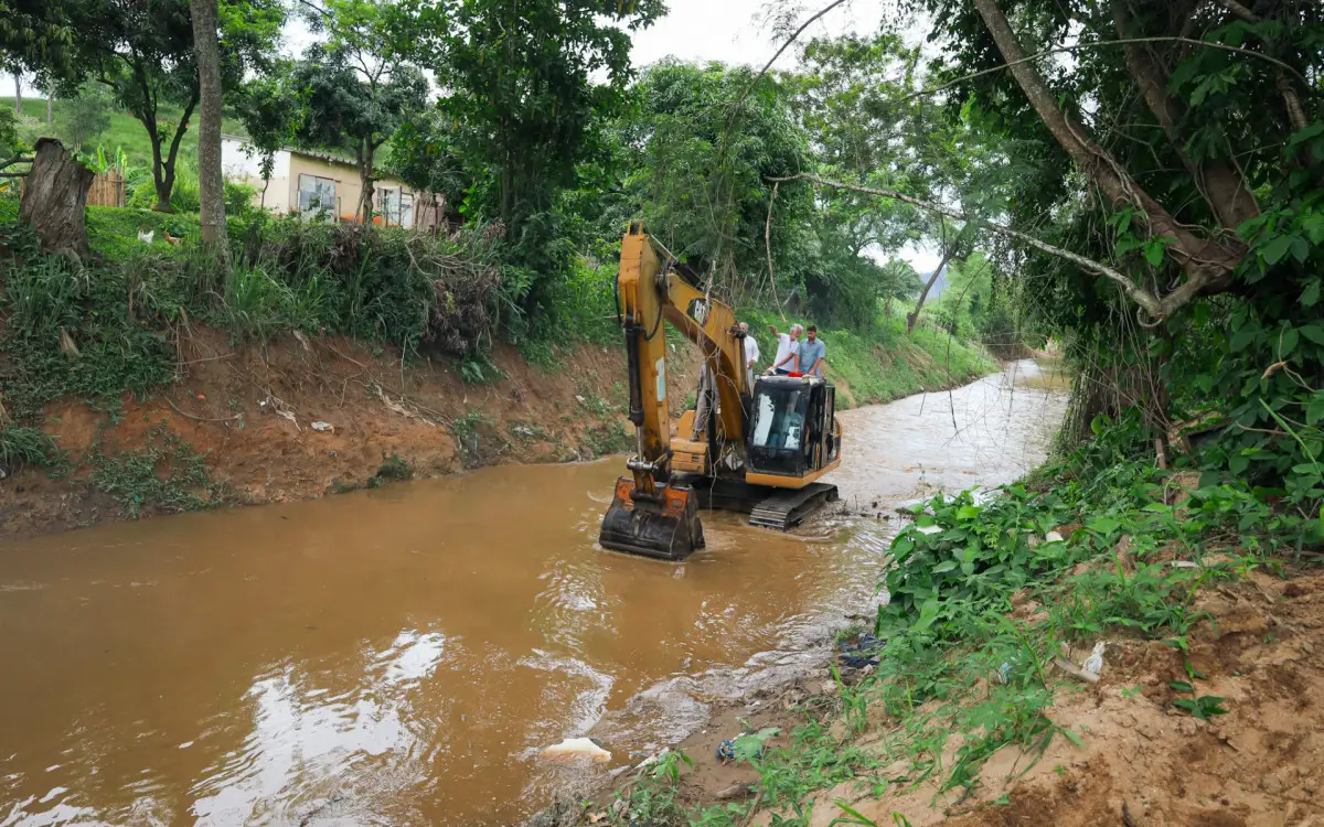 desassoreamento dos rios e na limpeza de canais para evitar enchentes