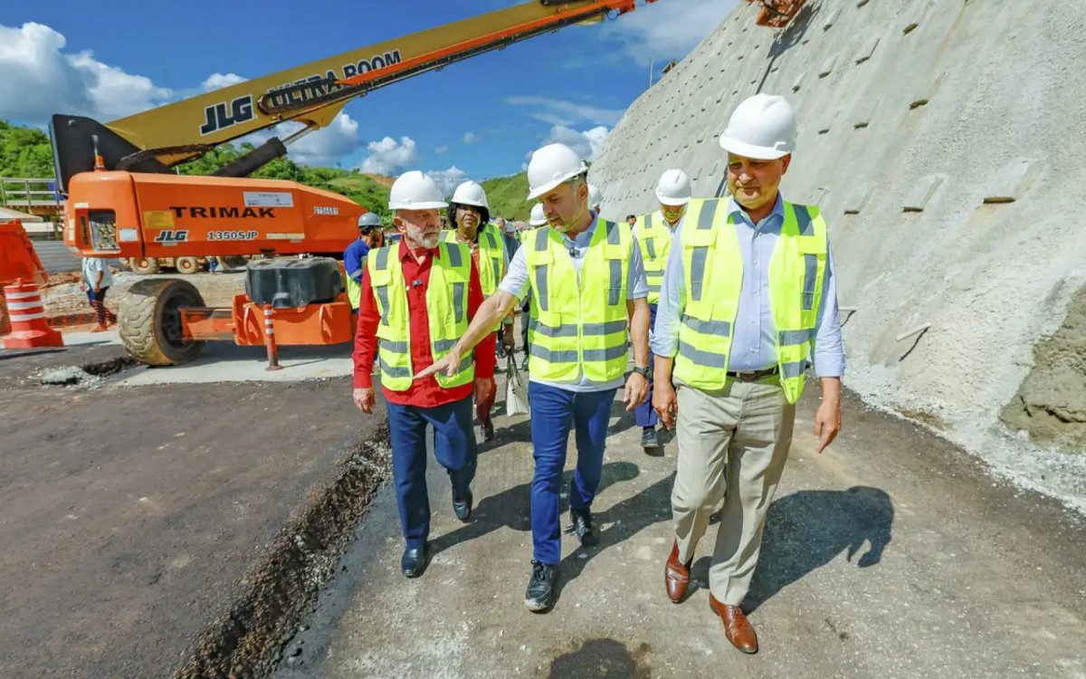 Lula Visita Obras na Dutra