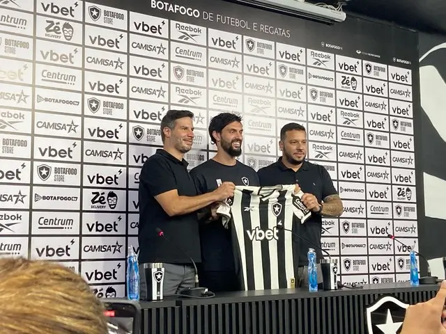 Mastriani é apresentado e demonstra felicidade ao vestir a camisa do Botafogo