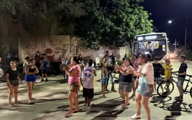 Moradores do Guriri protestam contra mudança em itinerário de ônibus em Cabo Frio