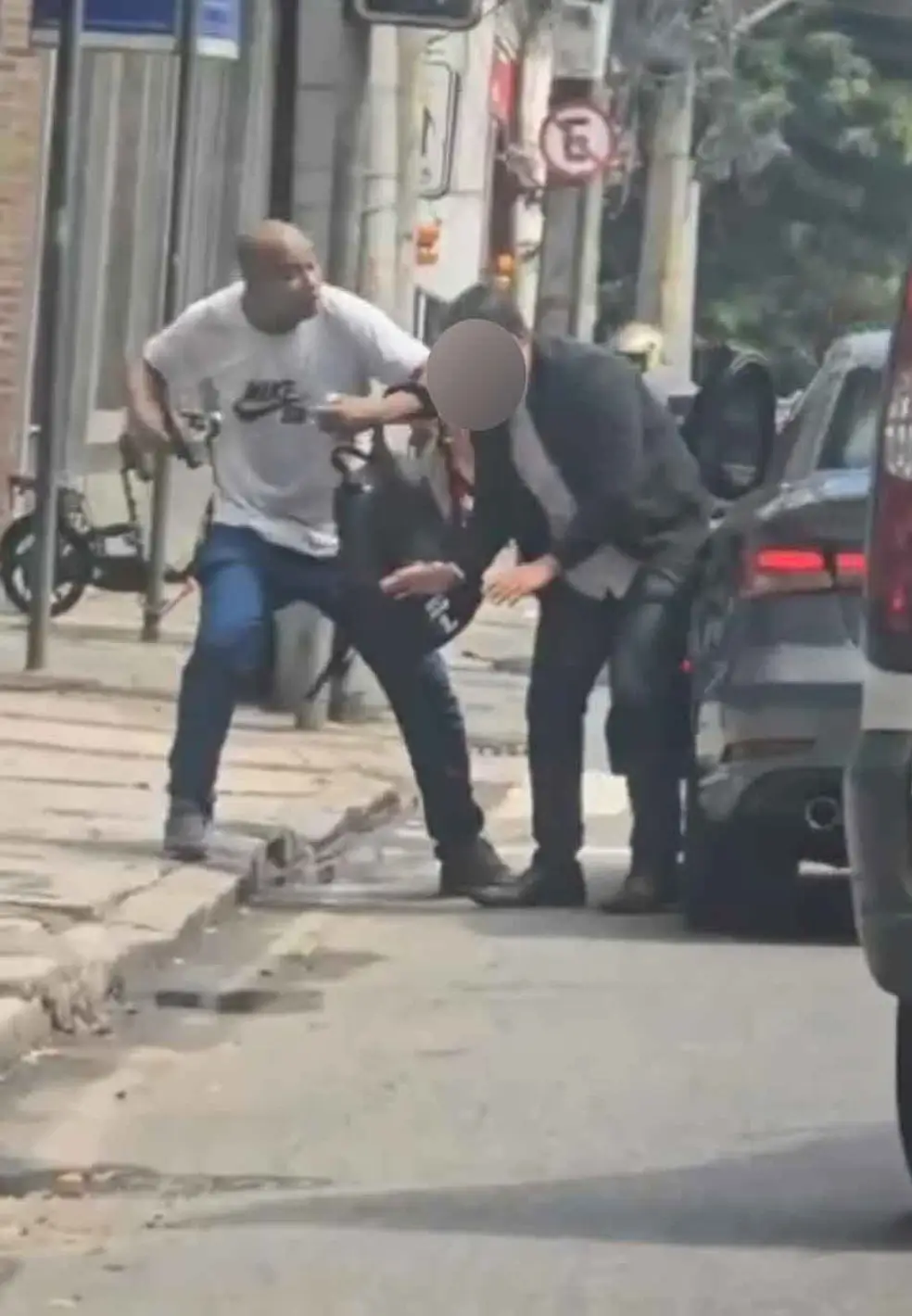 Motorista mostra vítima de assalto sendo rendida no Rio