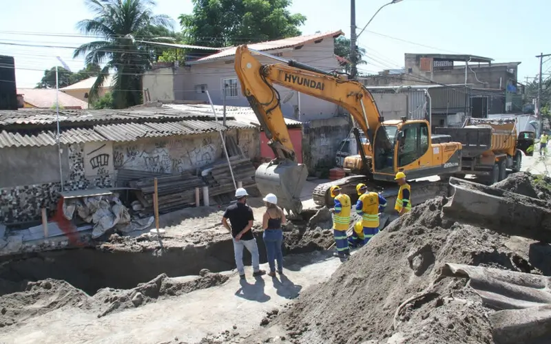 Obras de drenagem do MUVI na Trindade