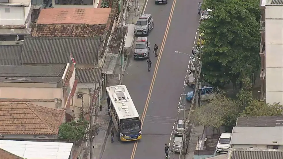 Ônibus sendo usado como barricada