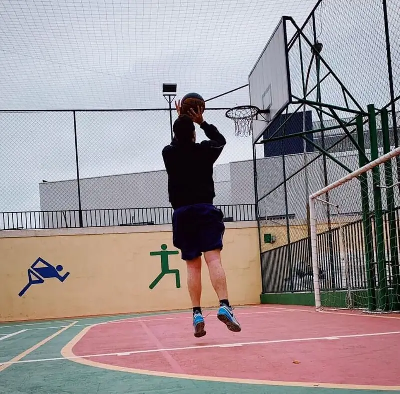 Otávio jogando basquete no Instituto de Apoio ao Apostador