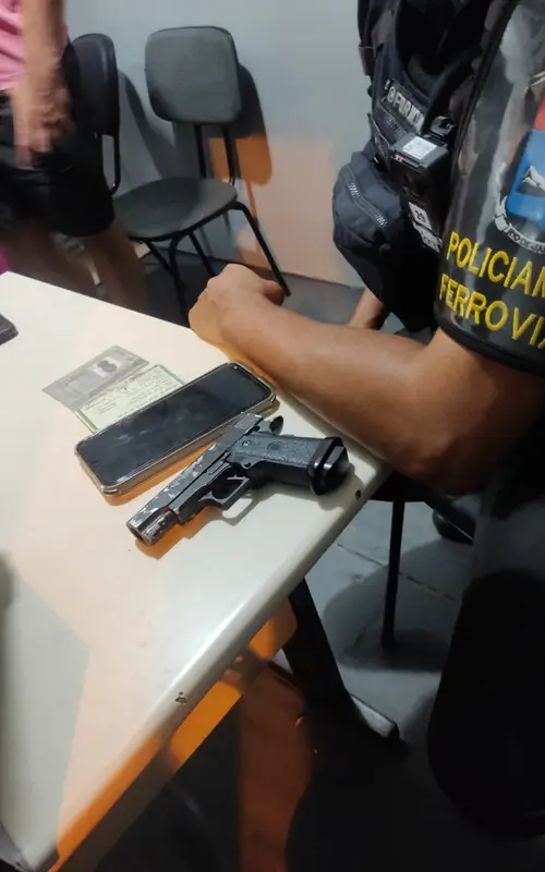 PMs prenderam criminoso e apreenderam réplica de pistola