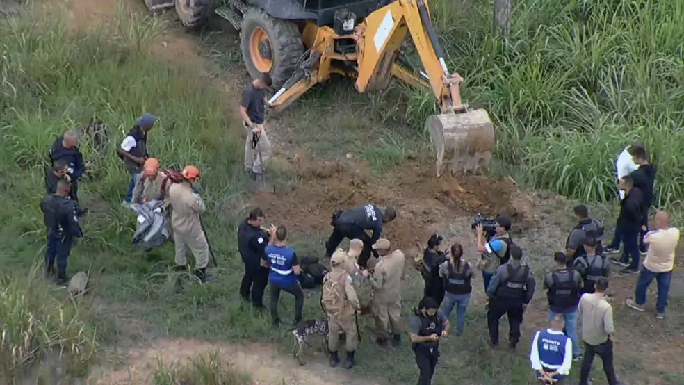Polícia encontra cemitério clandestino em Belford Roxo