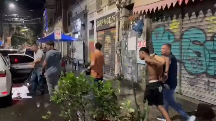 Polícia fecha ponto de venda de drogas na Lapa