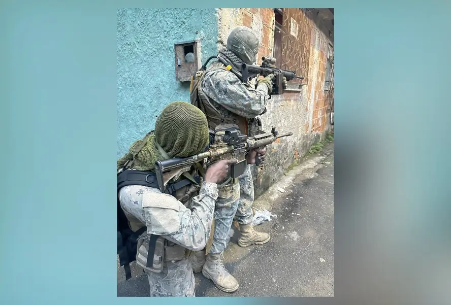 Policiais militares no Complexo da Maré