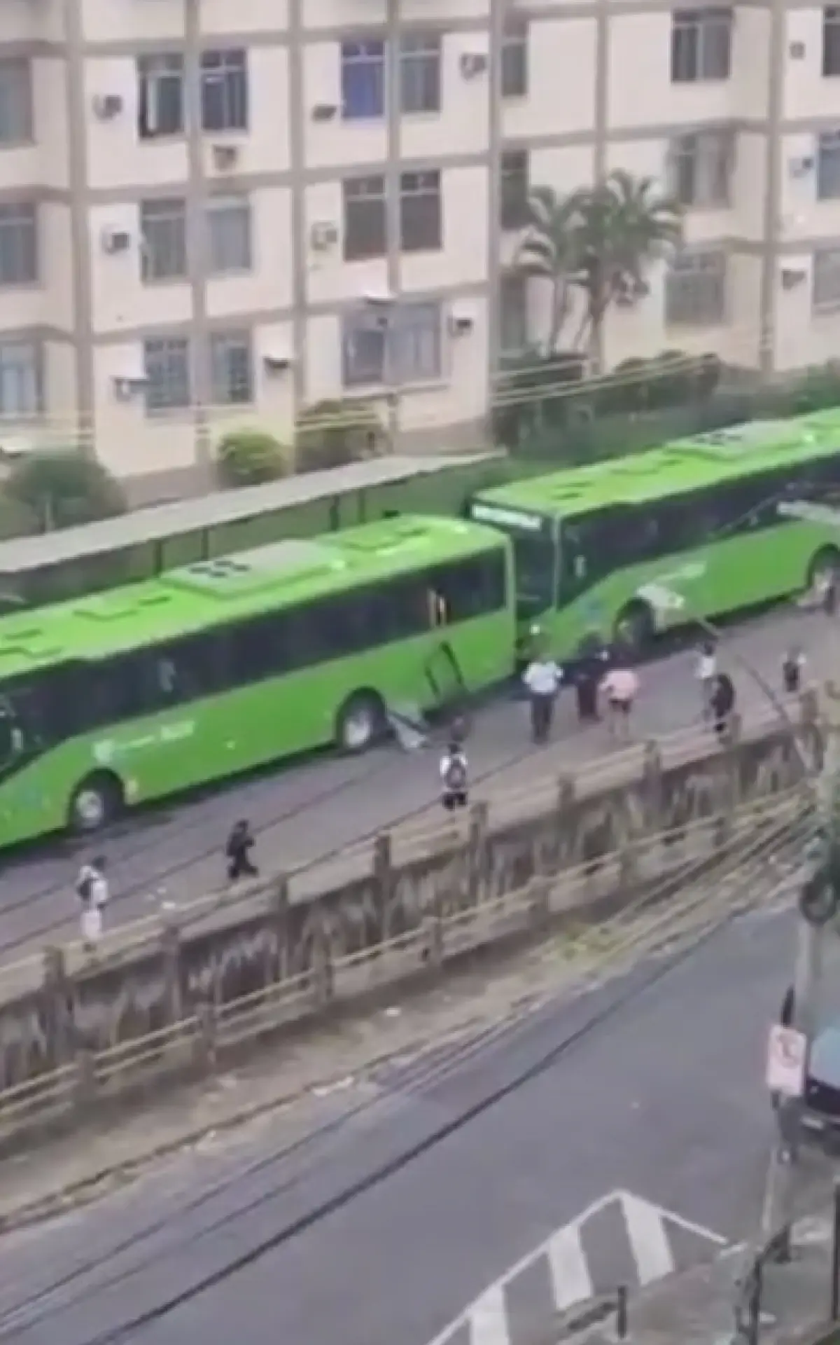 Policiais realizaram buscas em ônibus da região e localizaram um dos suspeitos
