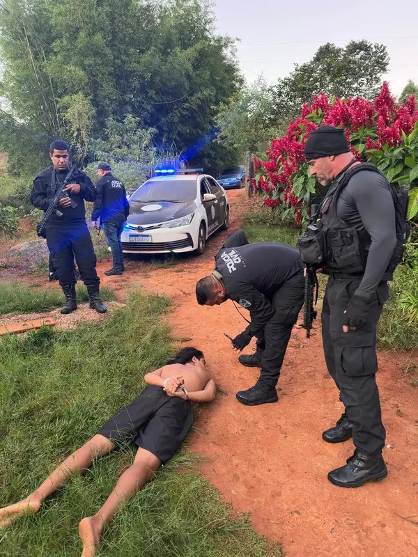 Preso em Minas Gerais suspeito de detonar granada em carro de policiais no Rio