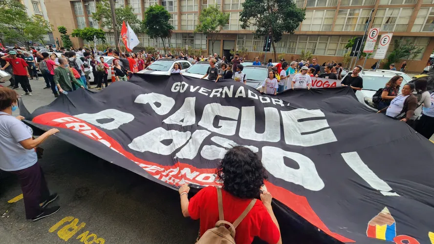 Professores fazendo manifestação em frente a Alerj