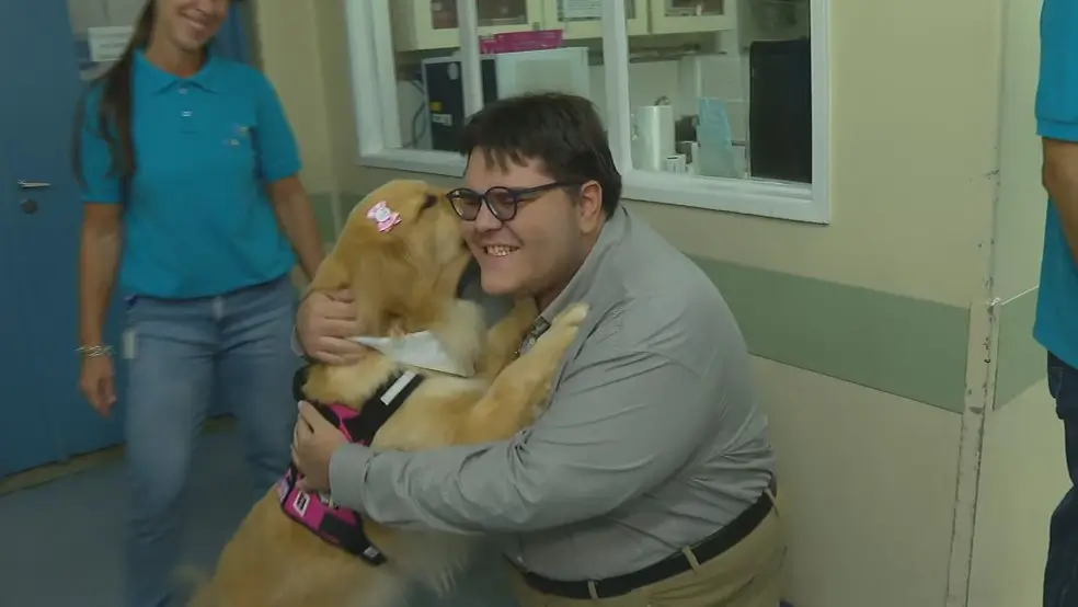 Cachorro feliz com o dono