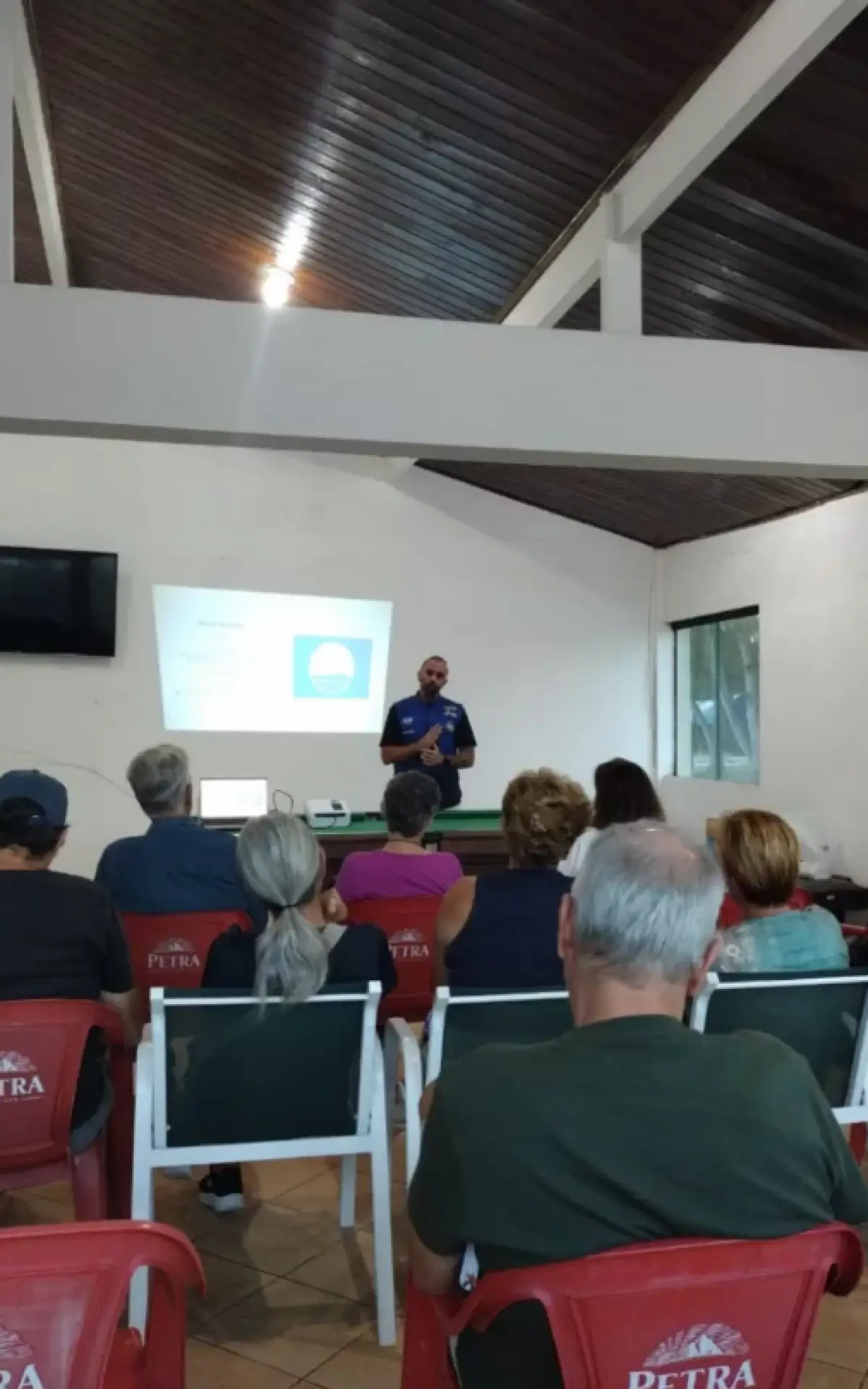 Reunião realizada no salão do Clube Militar com moradores