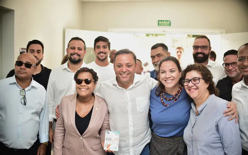 Rodrigo Neves faz visita a hospital em Niterói