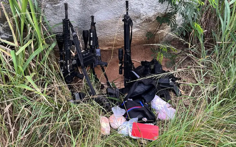 Três fuzis, uma pistola, um revólver e drogas foram apreendidas
