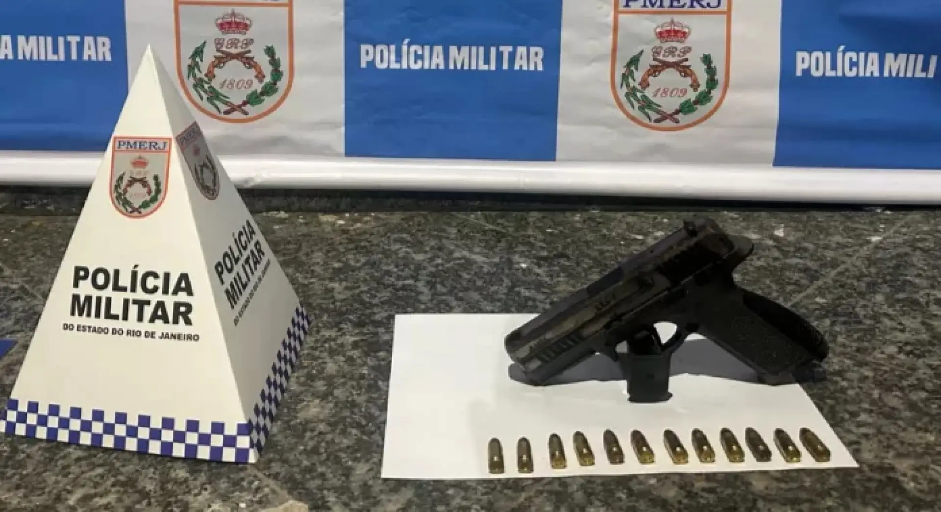 Uma pistola calibre 9mm foi apreendida com o suspeito
