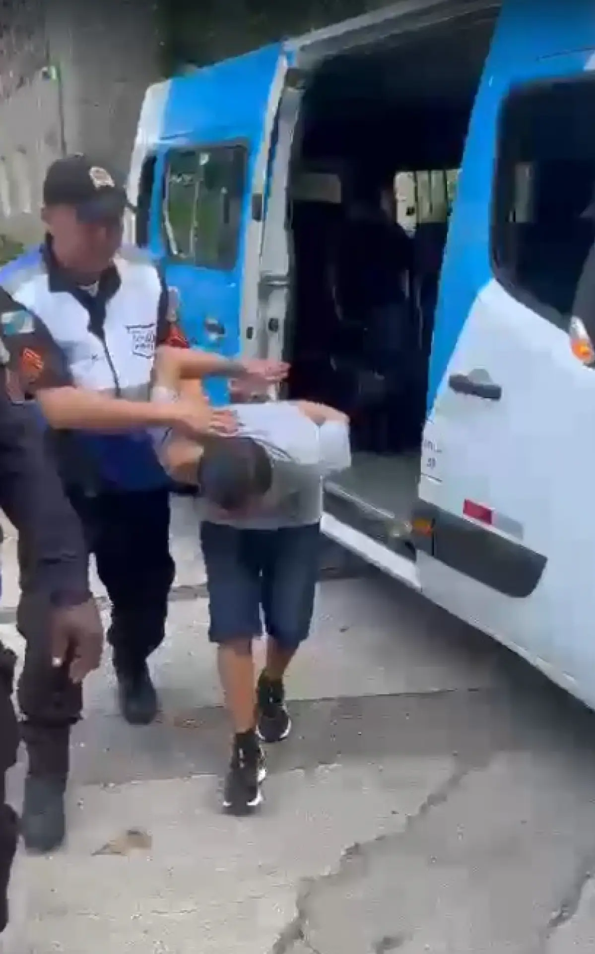 Vítima disse que foi coagida a entregar dinheiro e objetos de valor ao homem