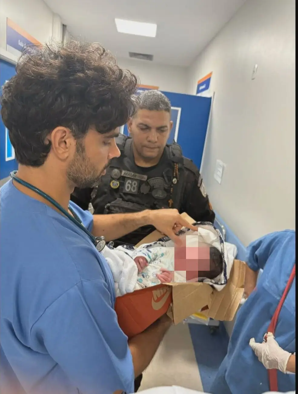 Bebe abandonado em caixa de papelão