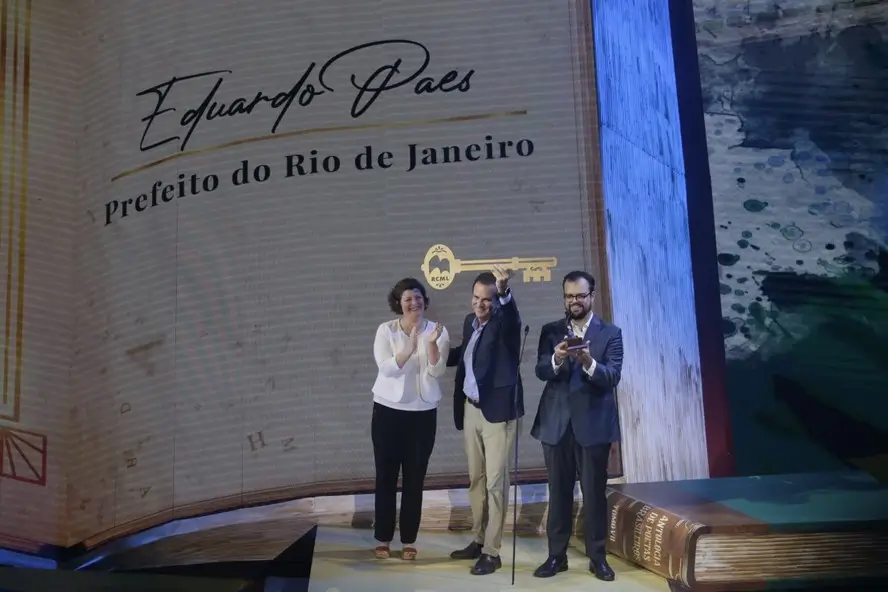Prefeito Eduardo Paes com a Chave do Rio
