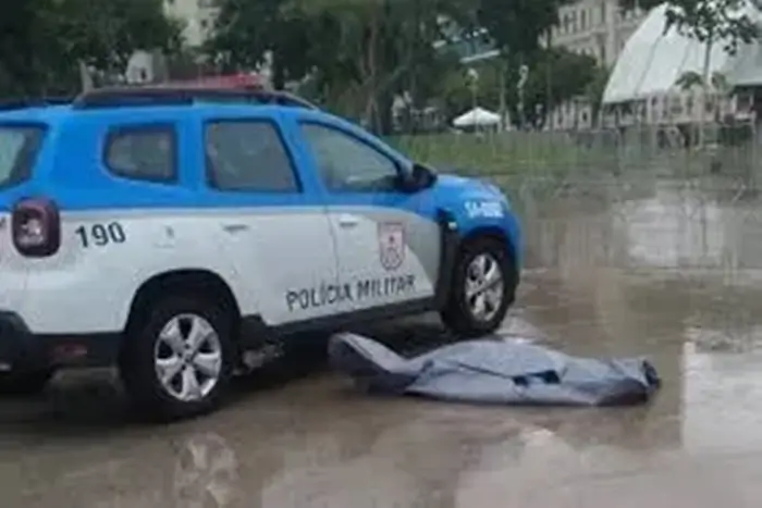 Corpo de Mulher baleada em frente a viatura da polícia