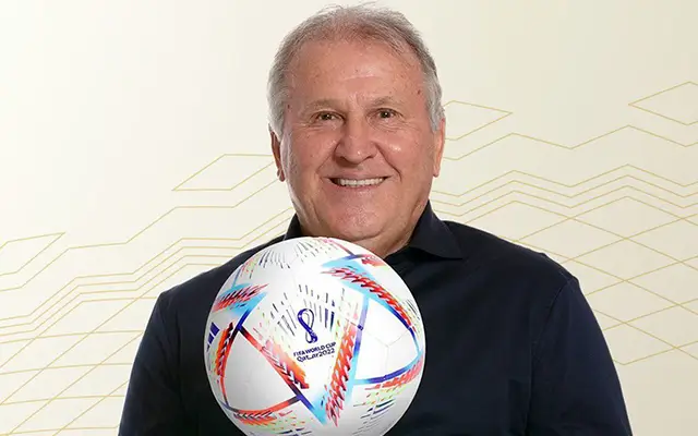 Zico segurando uma bola