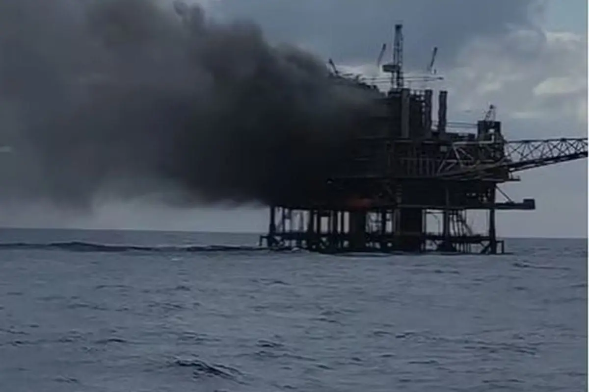 Um incêndio em plataforma de petróleo na Bacia de Campos