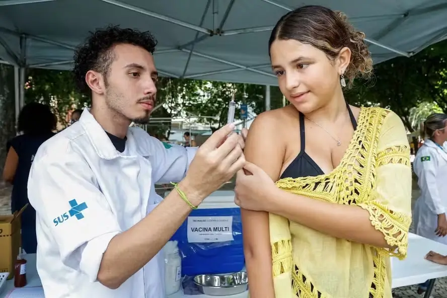 Adolescente toma vacina contra dengue no Rio