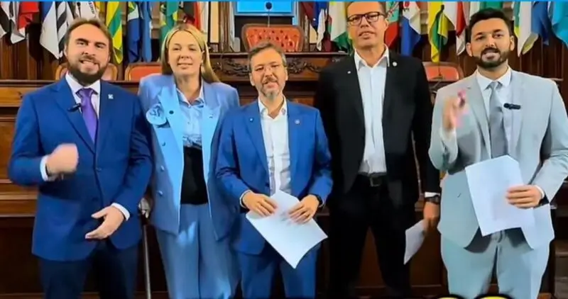 Os vereadores Allan Lyra, Fernanda Louback, Daniel Marques, Douglas Gomes e Michel Saad Neto