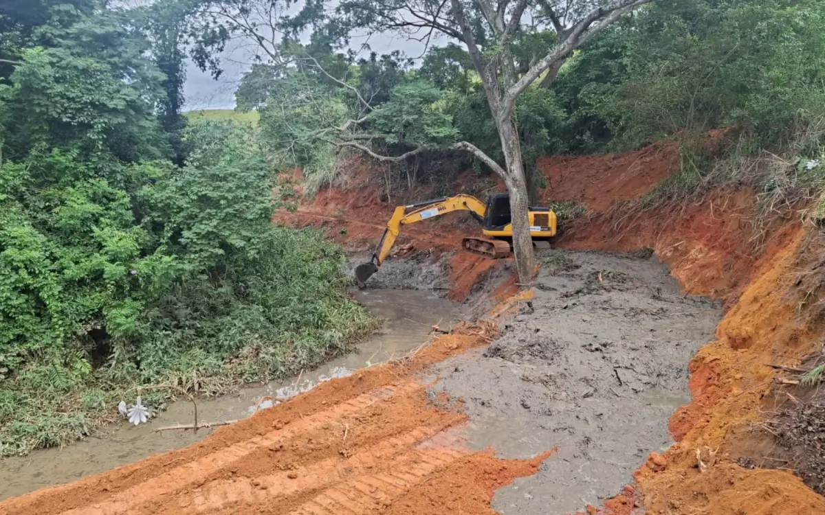 Escavadeira nas obras em Três Rios