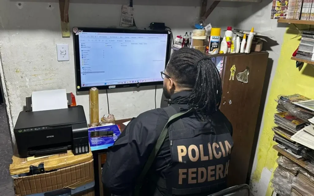 Agente investiga computador de criminoso