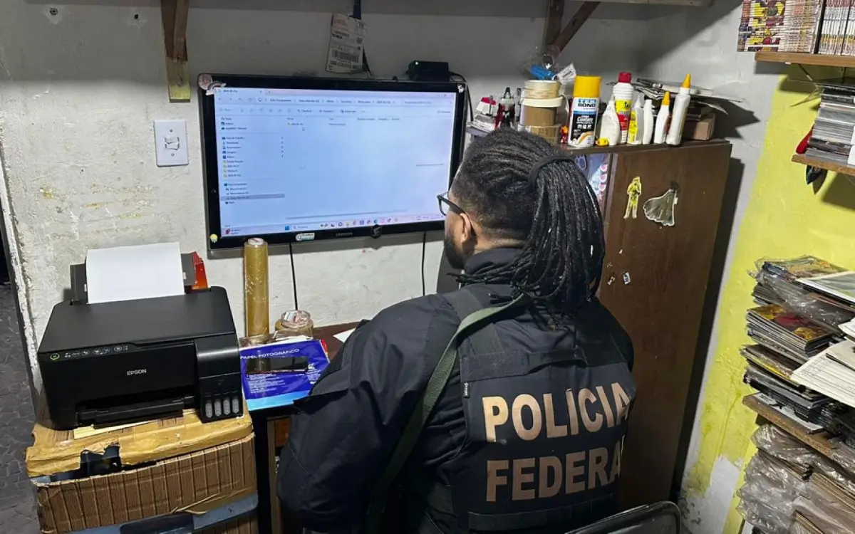 Agente investiga computador de criminoso
