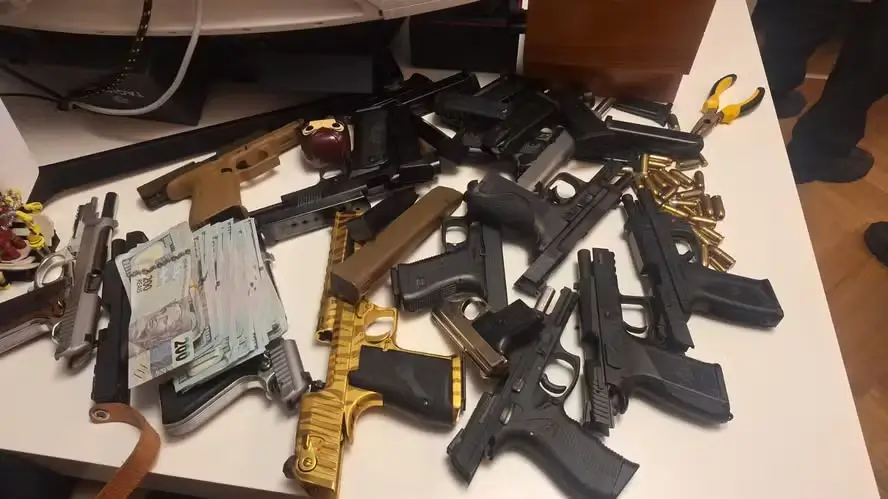 Armas e dinheiro apreendidos