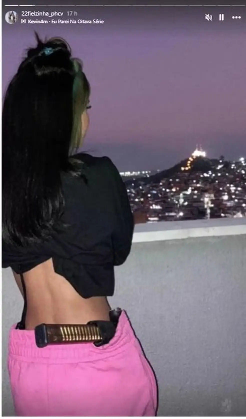 Bianca Duarte Franco posa com uma pistola na cintura