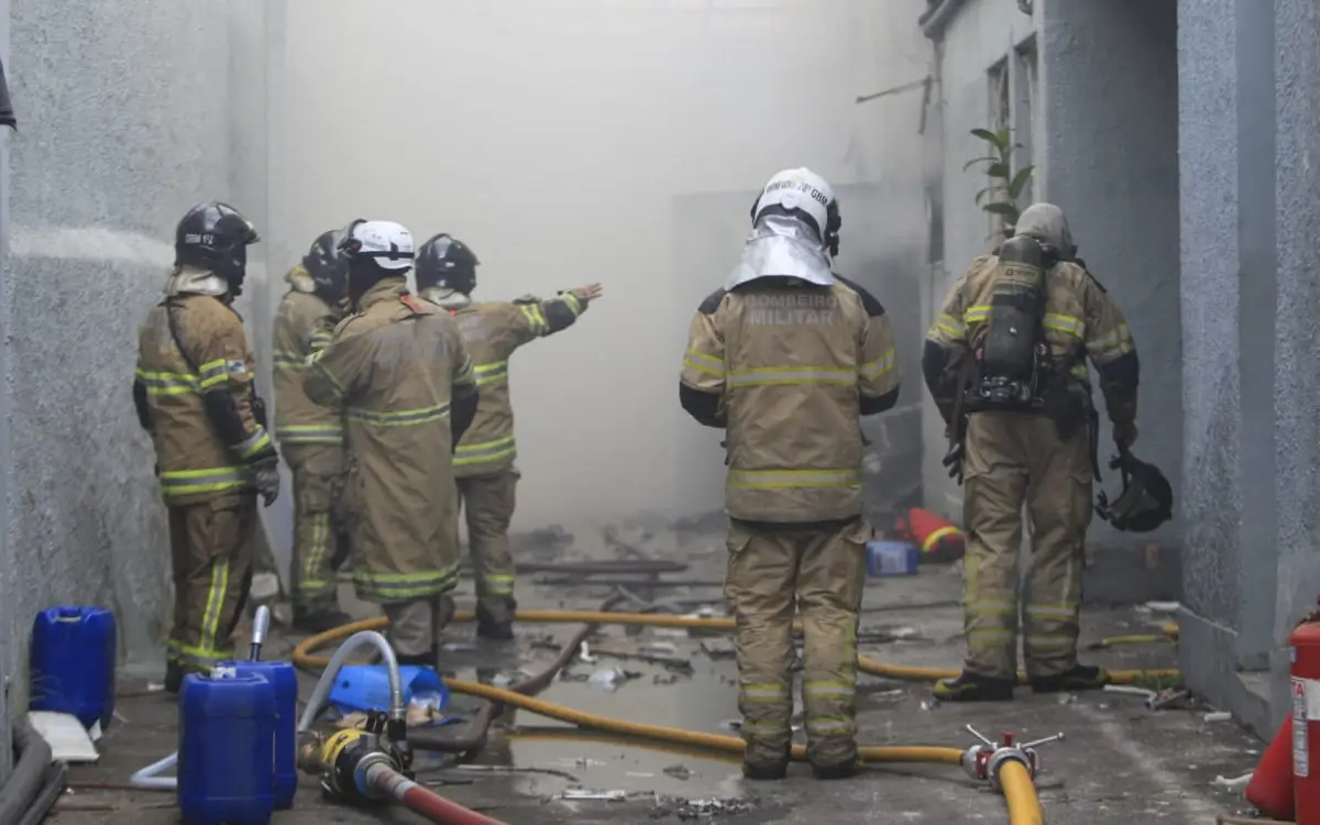 Bombeiros combatem o fogo