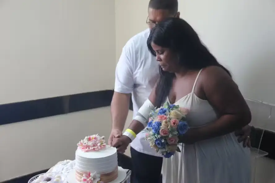 Bruna Costa e Flavio Tavares fizeram o casamento civil no Hospital Municipal Albert Schweitzer