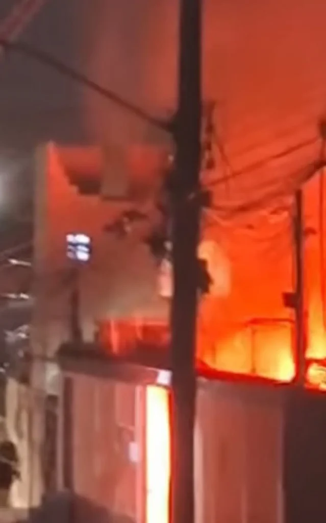 Carro pega fogo com motorista dentro