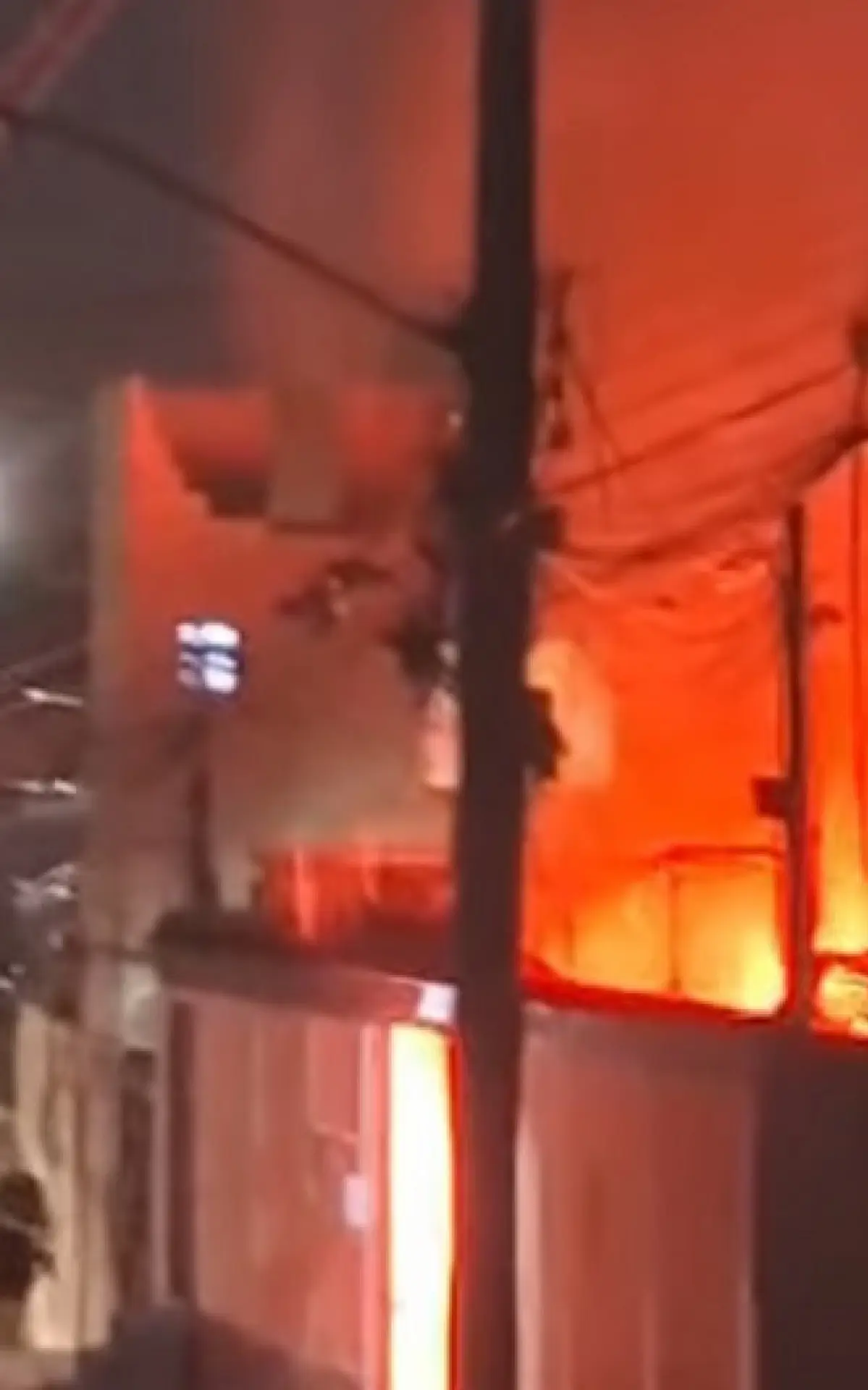 Carro pega fogo com motorista dentro
