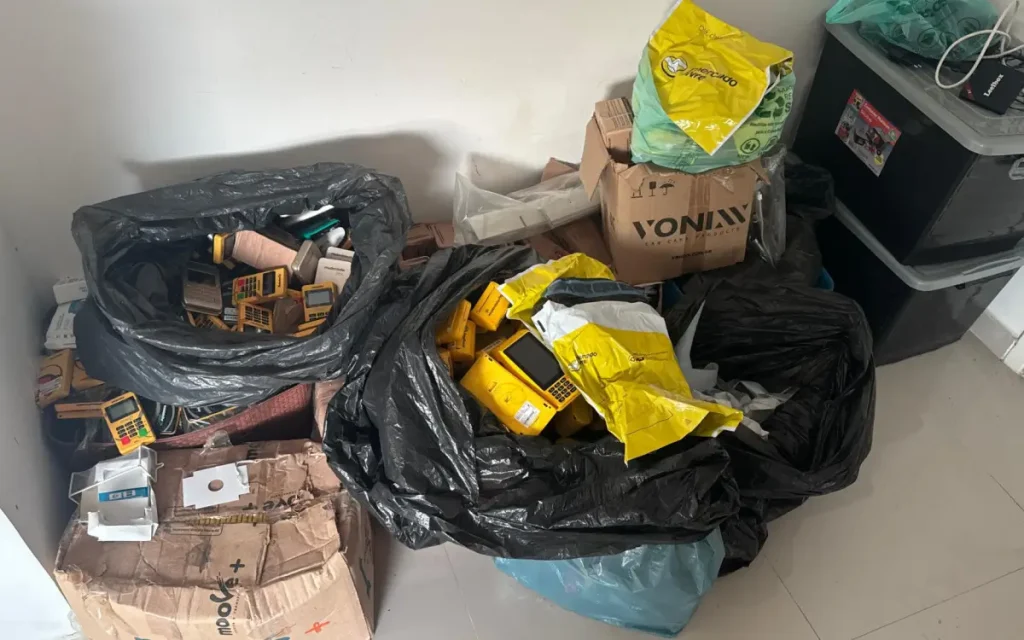 Centenas de maquininhas de cartão foram encontradas