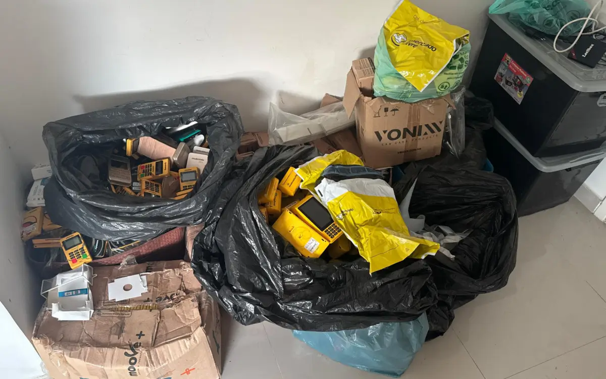 Centenas de maquininhas de cartão foram encontradas