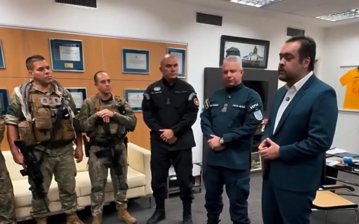 Cláudio Castro recebe parte dos primeiros policiais que receberão bônus