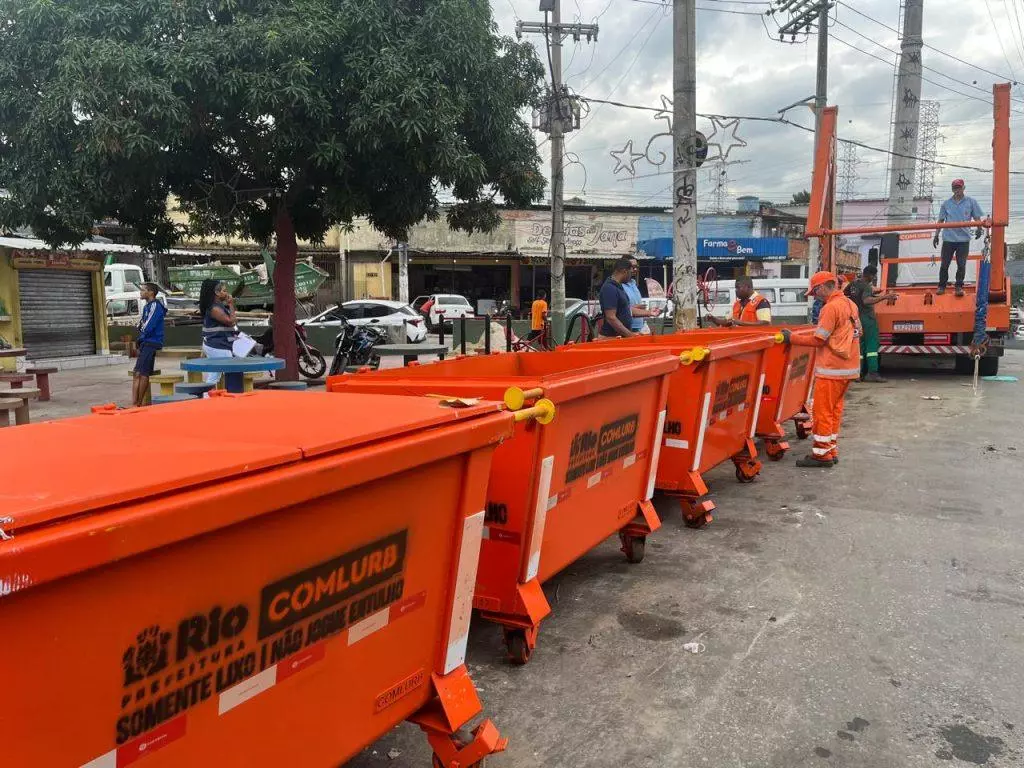 Conteineres No Complexo do Jacarezinho