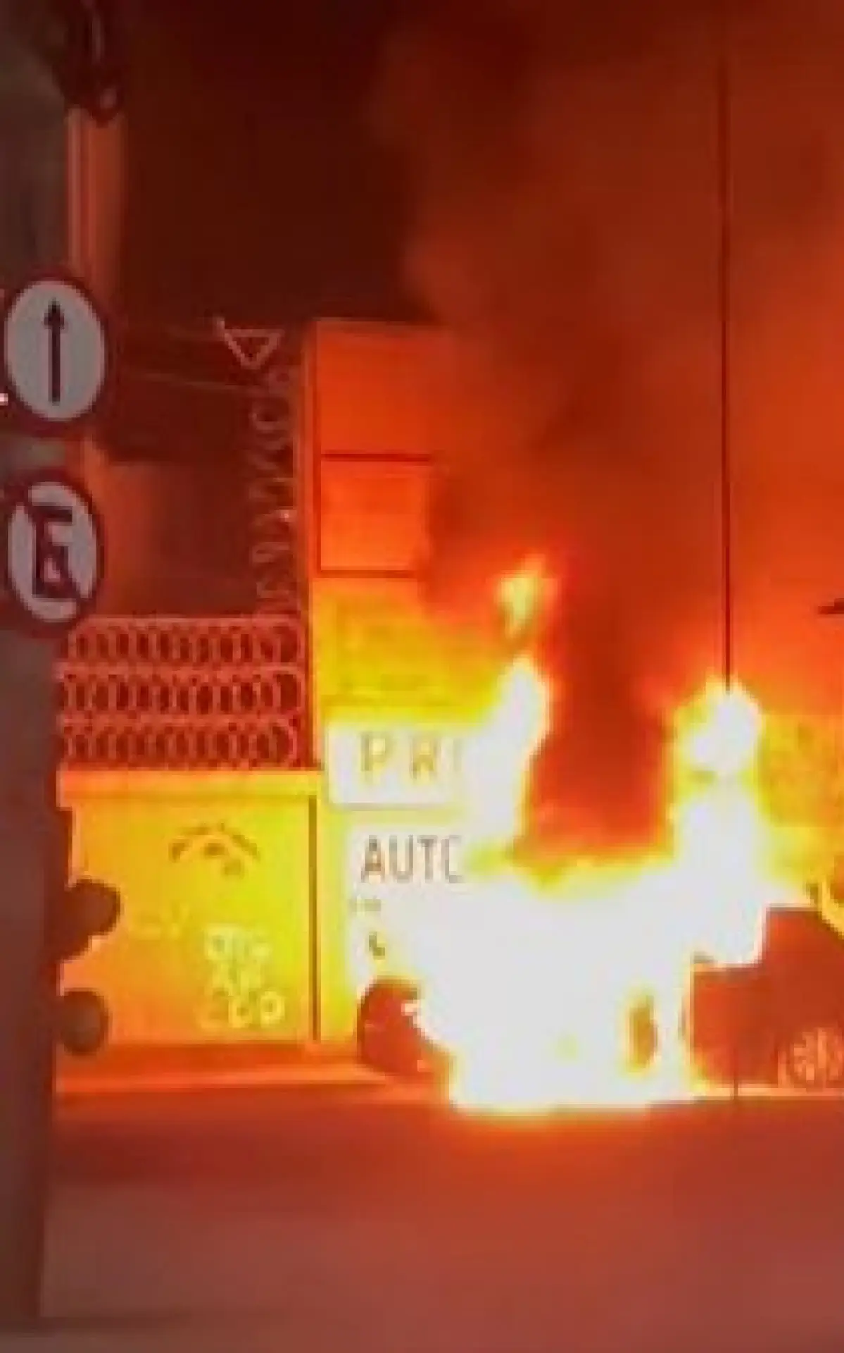 Corpo achado em carro incendiado na César Maia