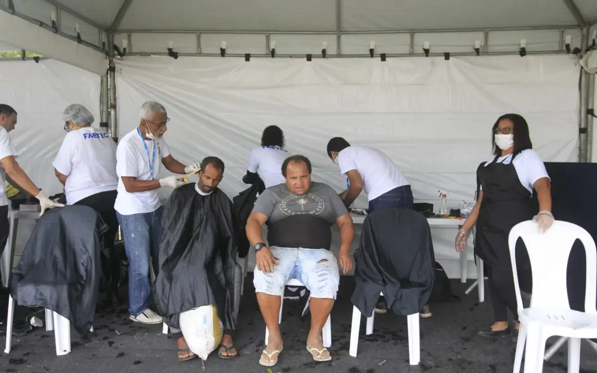 População em situação de rua recebem cuidados e tratamentos