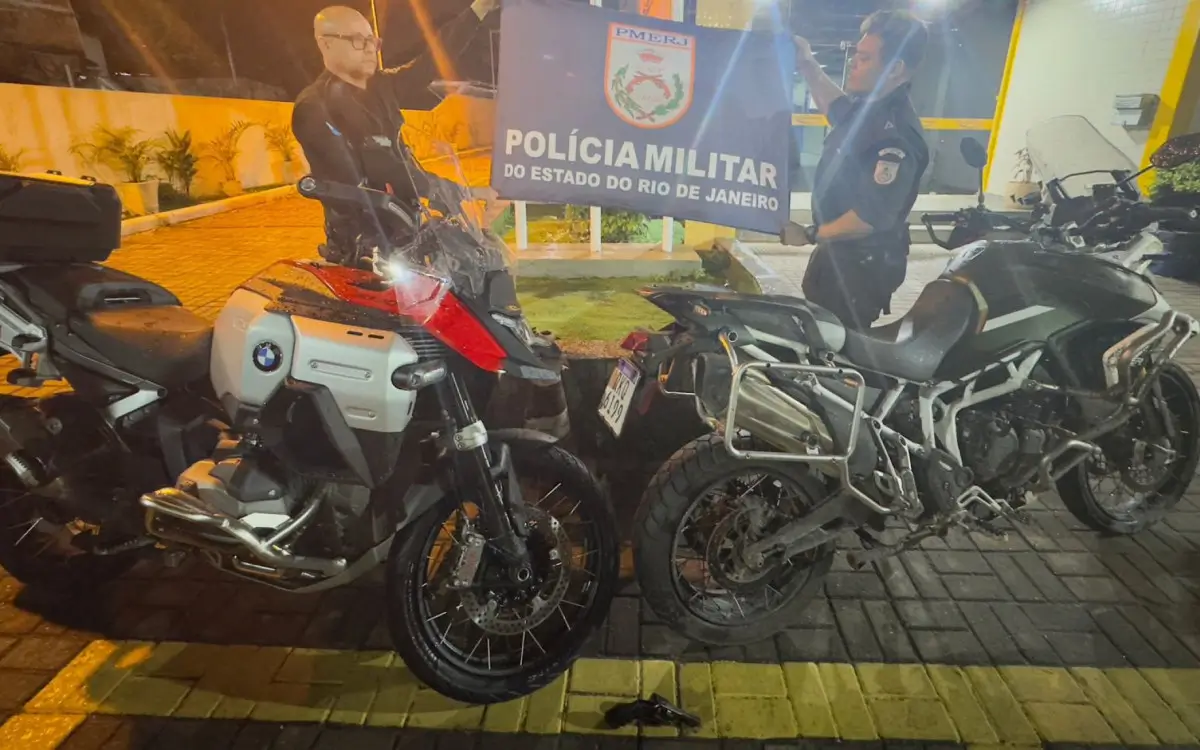 Dois homens são presos após roubo de moto em Caxias