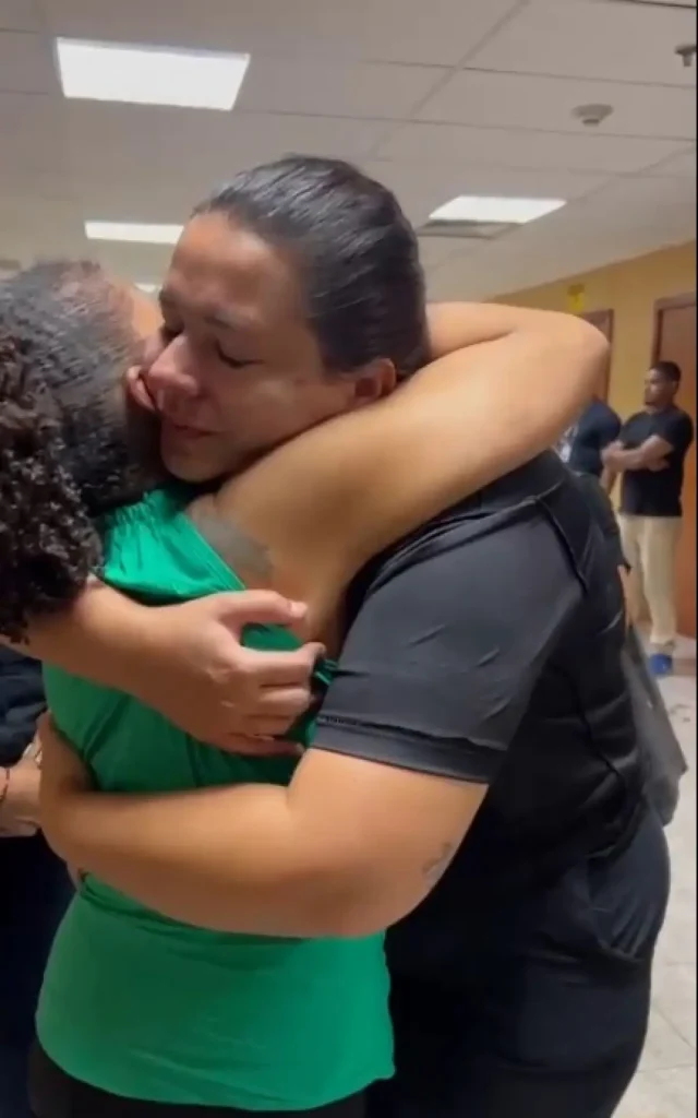 Erica de Jesus é abraçada após a condenação do réu